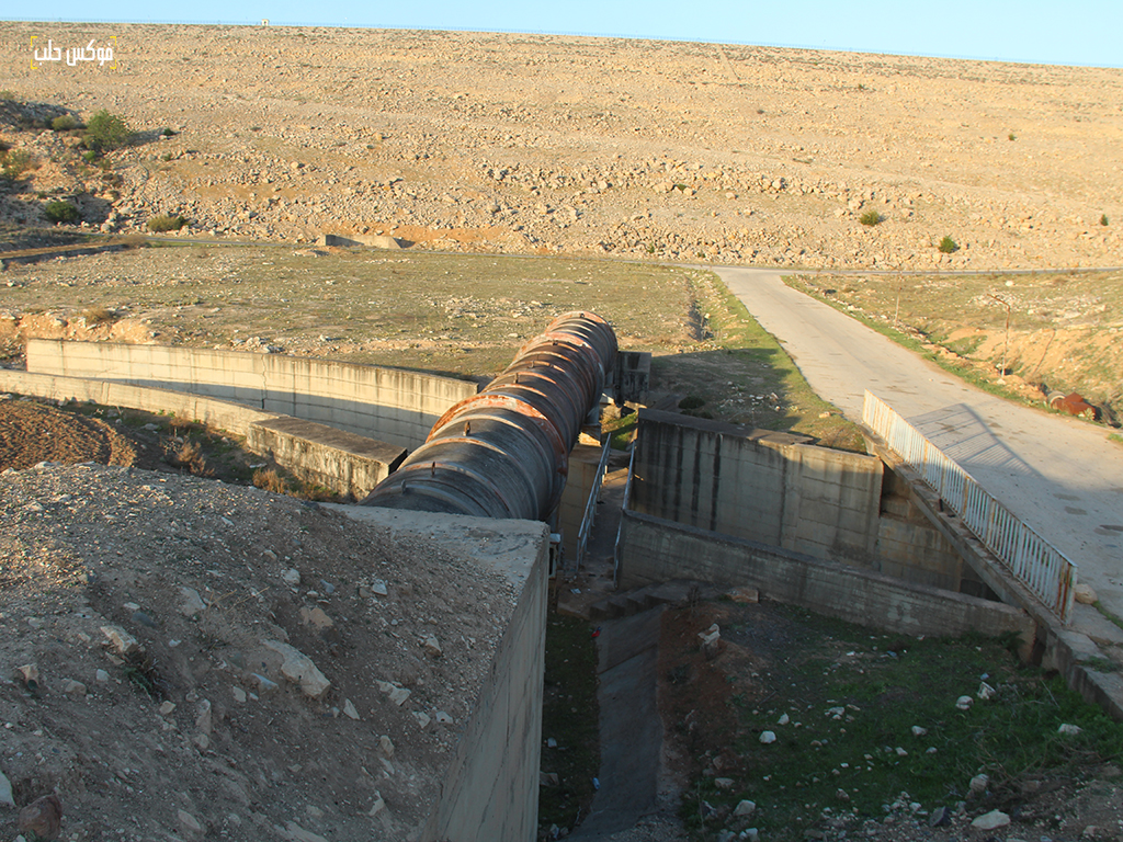 قنوات مياه لري الأراضي الزراعية من سد ميدانكي في ريف مدينة عفرين شمالي حلب، نيسان 2025.
