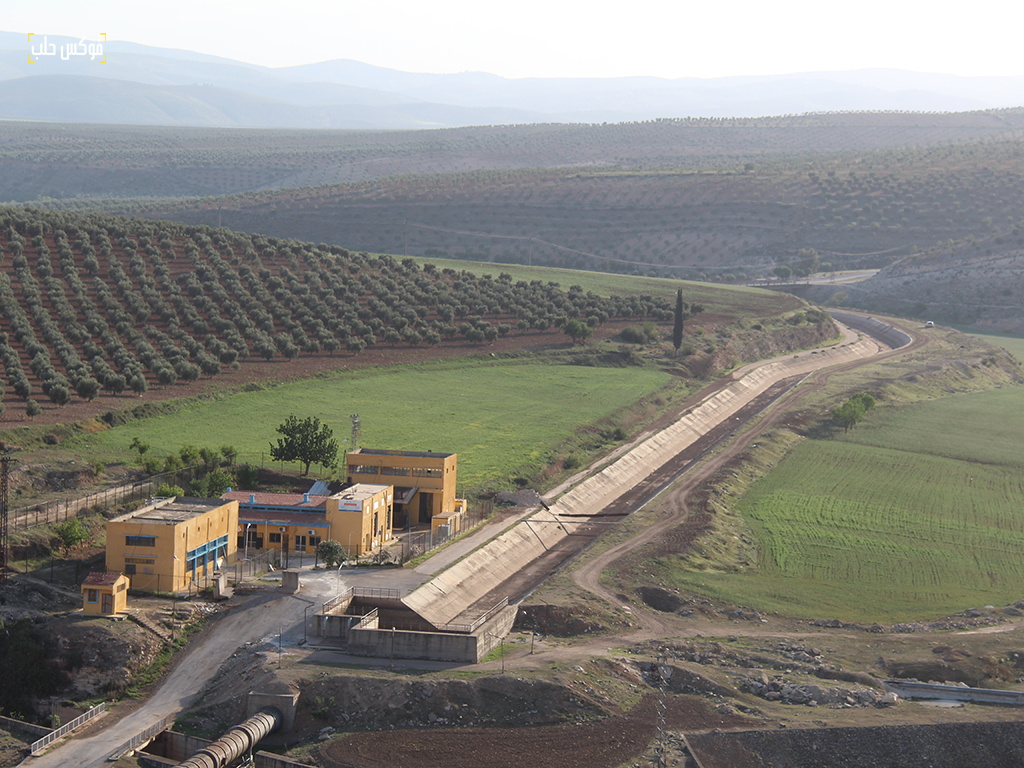 قنوات مياه لري الأراضي الزراعية من سد ميدانكي في ريف مدينة عفرين شمالي حلب، نيسان 2025.