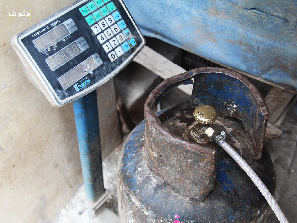 من مركز لبيع الغاز المنزلي في مدينة مارع بريف حلب الشمالي، نيسان 2025.