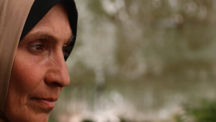 من المشتل إلى المعمل.. رحلة أم تواجه الفقر والإدمان