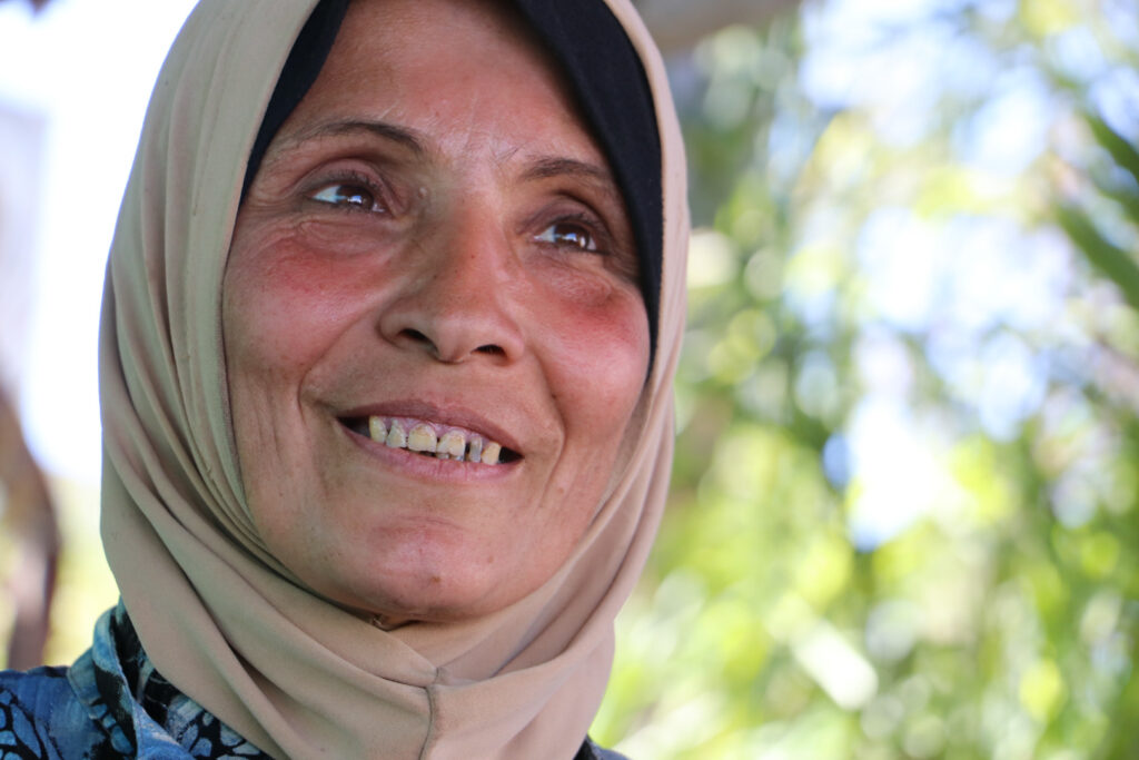 ابتسامة إيمان أثناء حديثها، اللاذقية، نيسان 2025- تصوير: هيام الباشا.