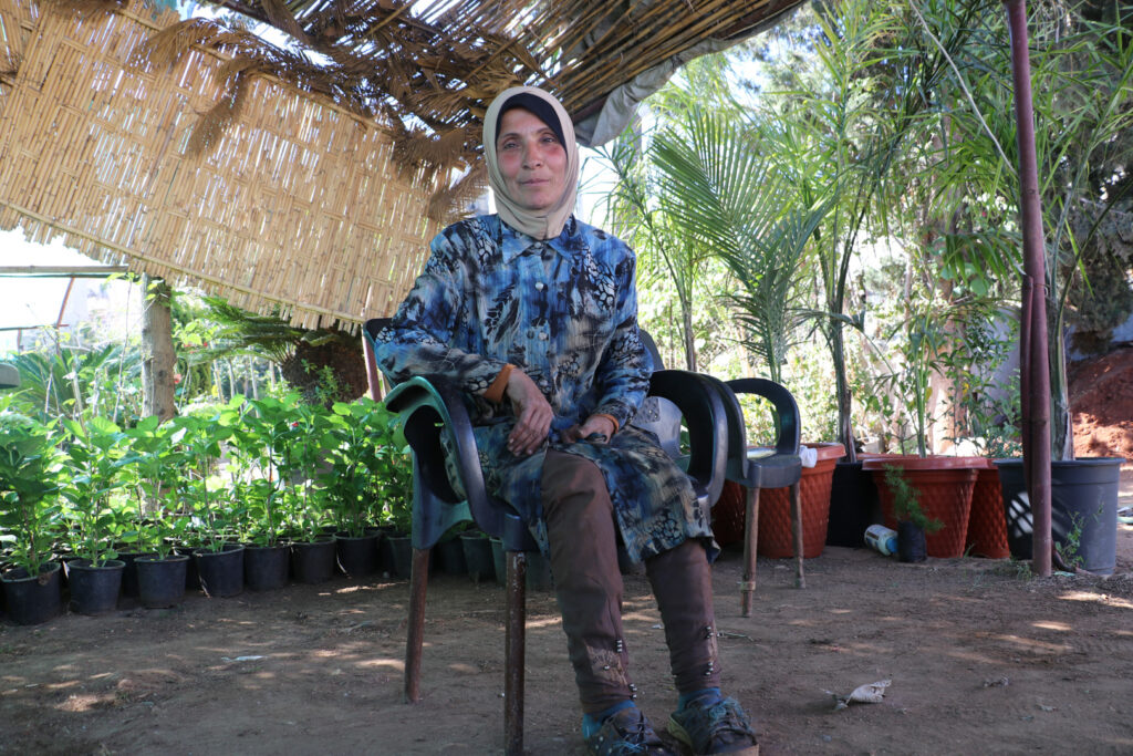 إيمان تجلس في استراحة المشتل، اللاذقية، نيسان 2025- تصوير: هيام الباشا.