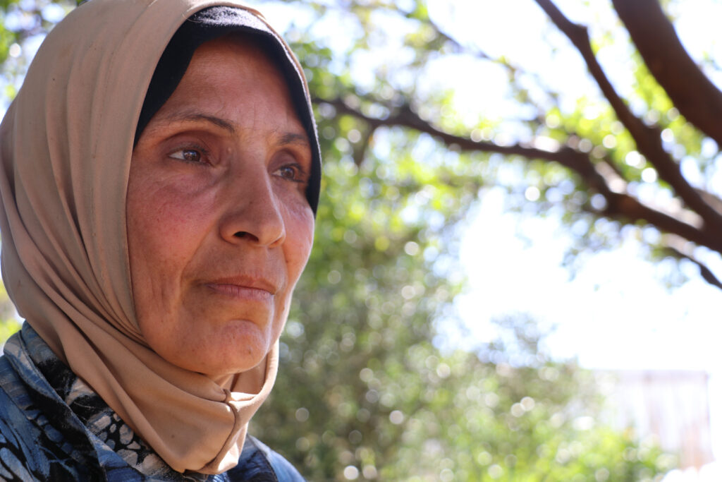 ملامح إيمان أثناء حديثها عن حزنها لأن أولادها لم يوفقوا بفرص عمل، اللاذقية، نيسان 2025- تصوير: هيام الباشا.