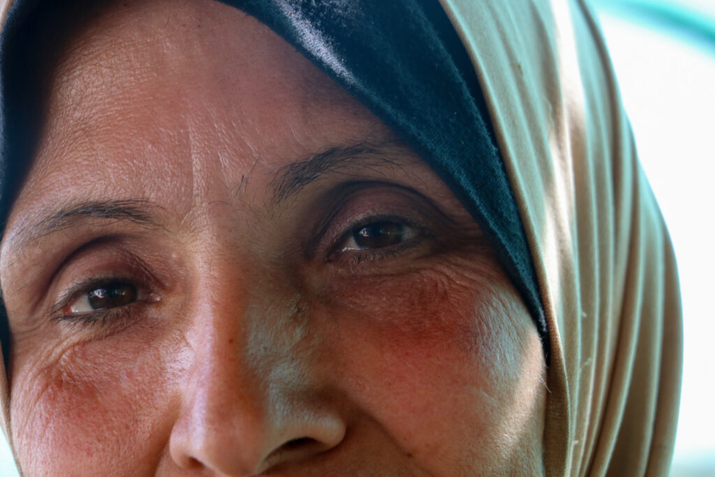  إيمان تروي قصتها، اللاذقية، نيسان 2025- تصوير: هيام الباشا.
