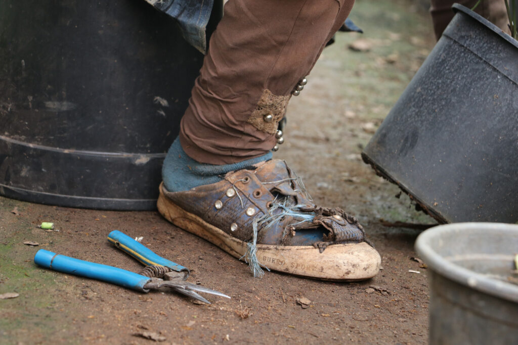 حذاء إيمان الذي لم تبدله منذ سنتين بسبب سوء الأحوال المادية، اللاذقية، نيسان 2025- تصوير: هيام الباشا.