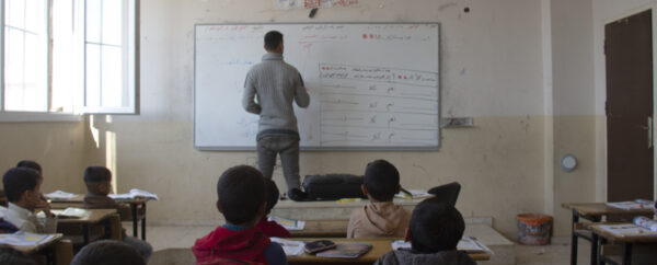 جدل في تربية حلب.. معلمون يطالبون بالتثبيت وأهالٍ قلقون على مستقبل أولادهم