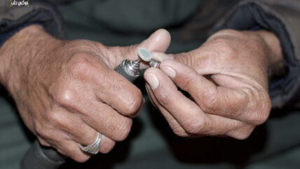 أبو حبيب.. رحلة طبابة شعبية في دير الزور