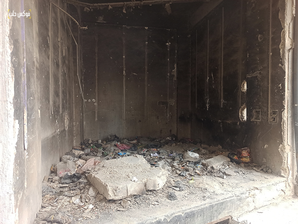 محل تجاري تحول لمكان لرمي القمامة في حي بستان الباشا بمدينة حلب، أيار 2025