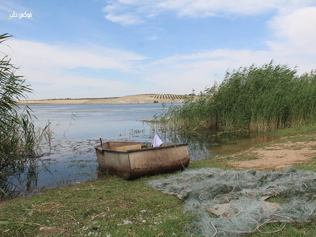 قارب لصيد الأسماك في بحيرة سد الساجور بريف حلب الشرقي، أيار 2025.