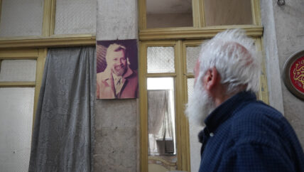 أبو عمر.. حارس السيارات القديمة في زمن لا يشبهها