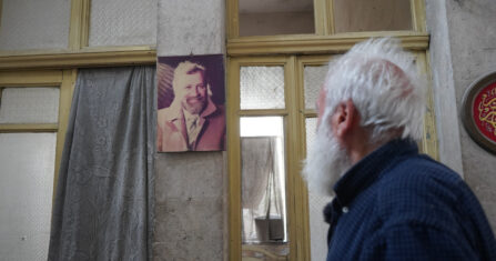 حليمة خلف المقود.. فتاة قادها الواجب باكراً