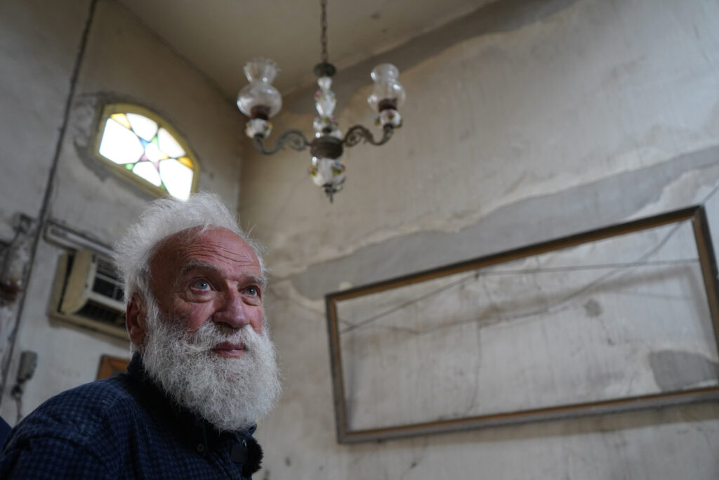 صالون المنزل تزينه ثريا قديمة اشتراها والده أثناء بناء المنزل في الحرب العالمية الثانية، حي الشعار في مدينة حلب، 2025- تصوير: سحر زعتور.