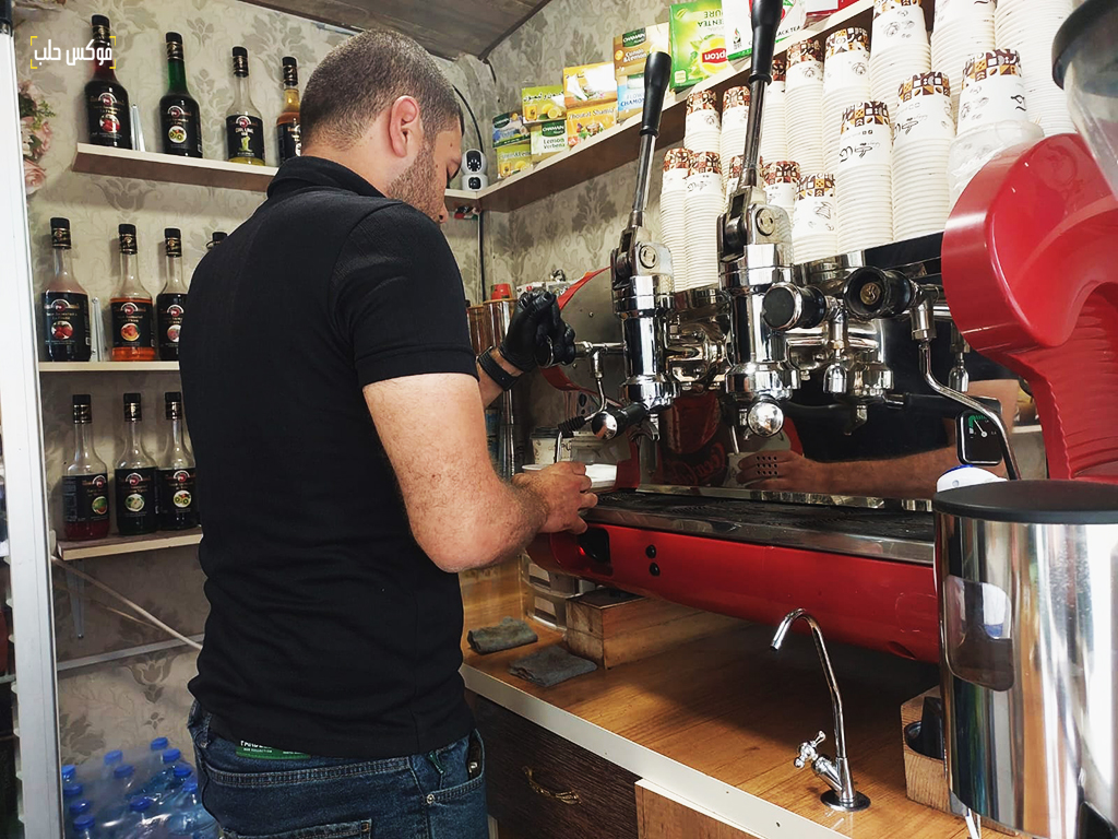 من كشك حكاية بالقرب من حديقة المشتل في مدينة إدلب، 2025.