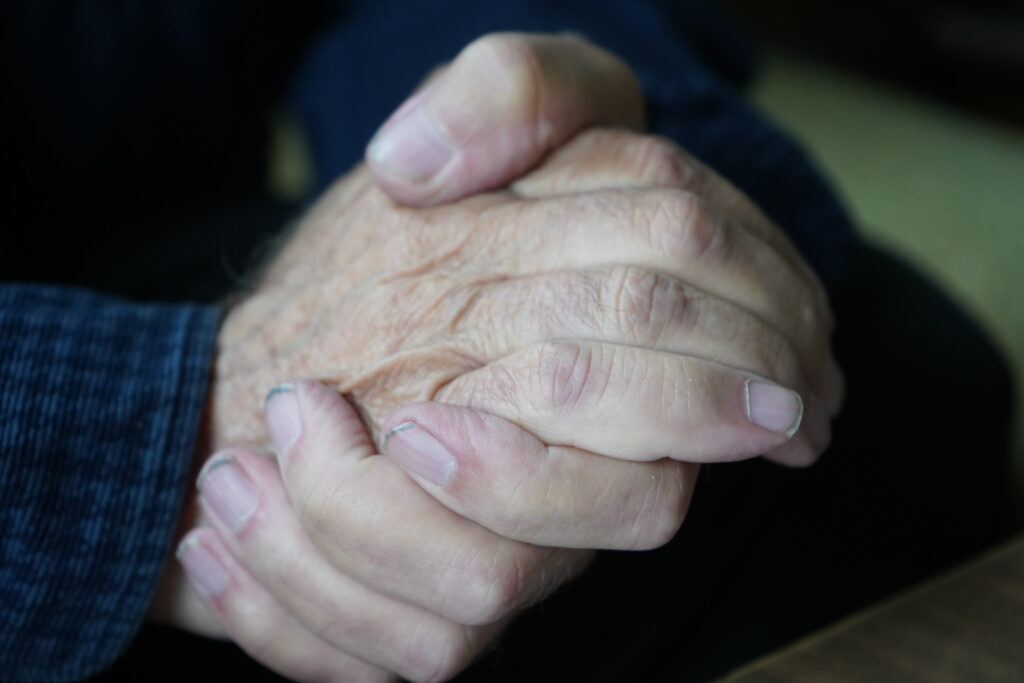 يد أبي عمر صاحب السيارات القديمة. حلب حي الشعار، حي الشعار في مدينة حلب، 2025- تصوير: سحر زعتور.