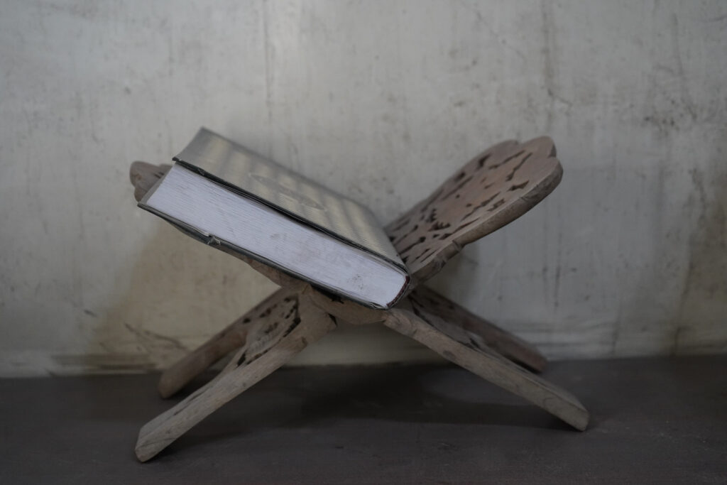 حاملة قرآن خشبية من مقتنيات أبي عمر. حلب حي الشعار، حي الشعار في مدينة حلب، 2025- تصوير: سحر زعتور.