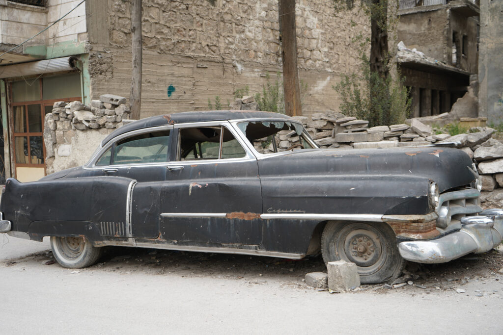 سيارة الكاديلاك المركونة أمام منزل أبو عمر، حي الشعار في مدينة حلب، 2025- تصوير: سحر زعتور.