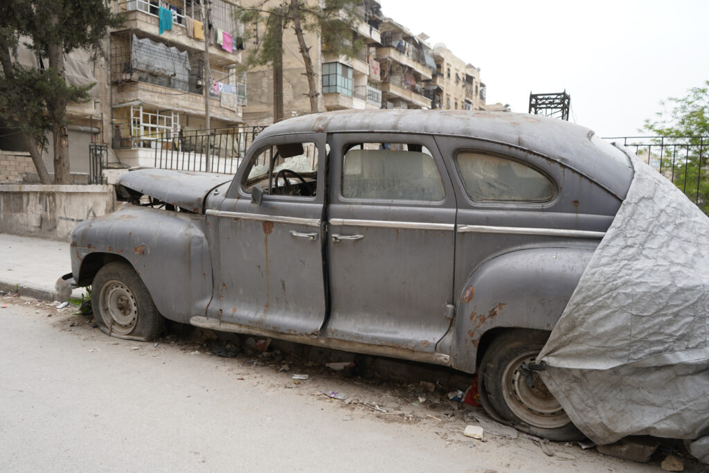 سيارة والد أبي عمر موديل ، حي الشعار في مدينة حلب، 2025- تصوير: سحر زعتور.