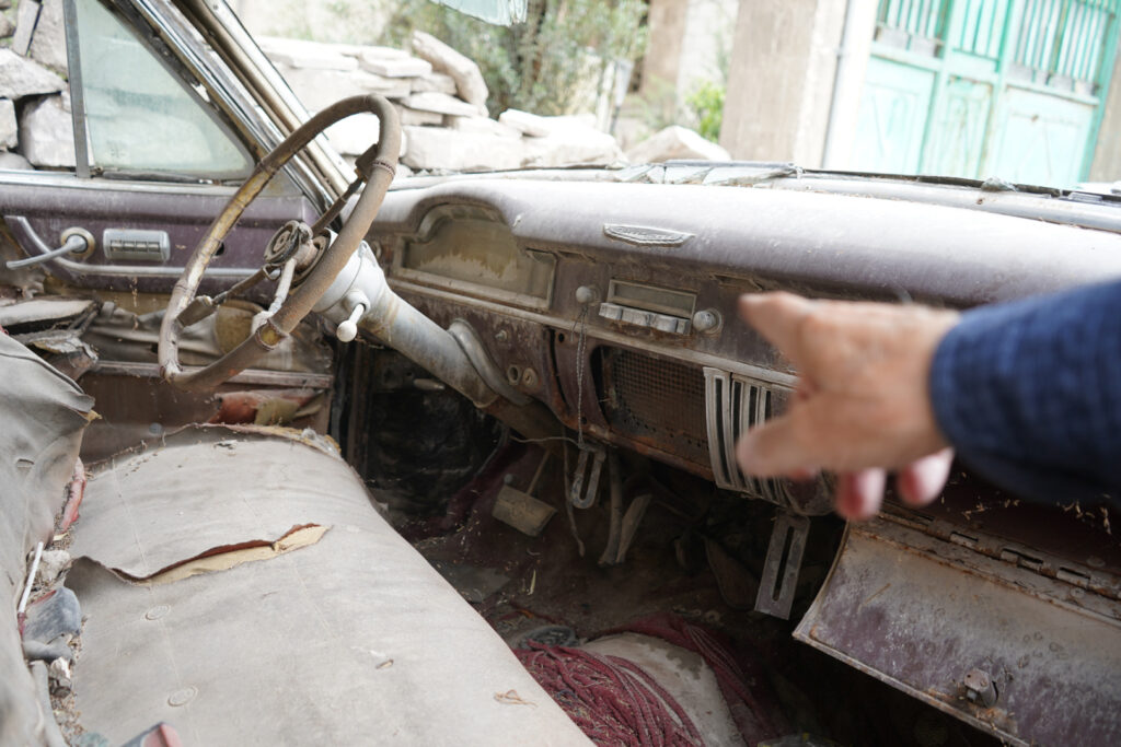 داخل إحدى السيارات التي يحتفظ بها أبو عمر، حي الشعار في مدينة حلب، 2025- تصوير: سحر زعتور.