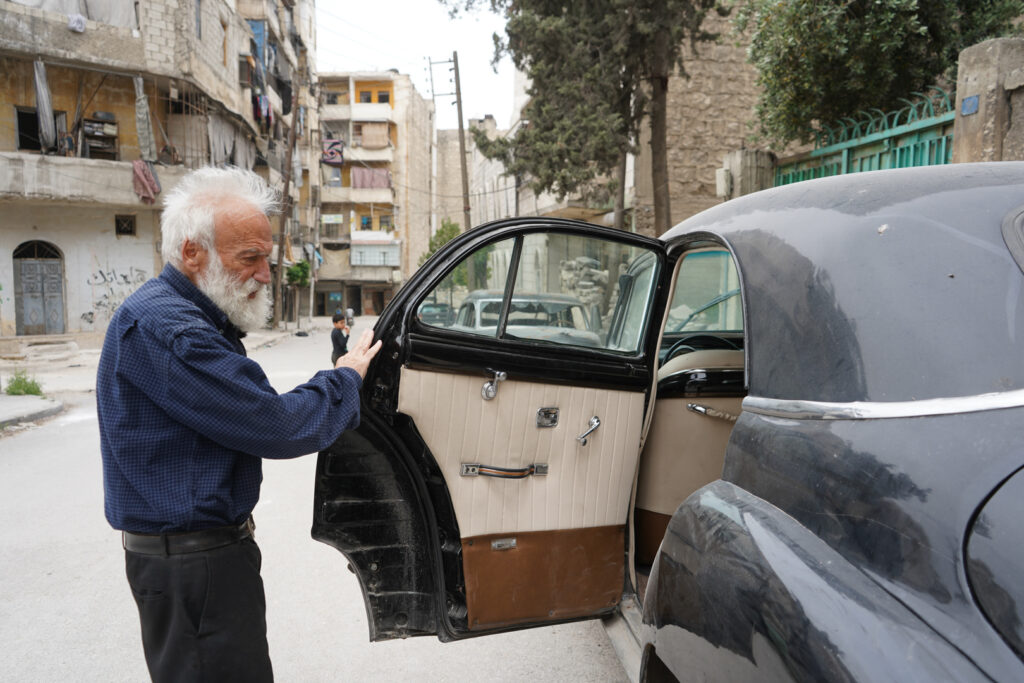 أبو عمر يتفقد سيارة البويك بعد تجديدها من الداخل، حي الشعار في مدينة حلب، 2025- تصوير: سحر زعتور.