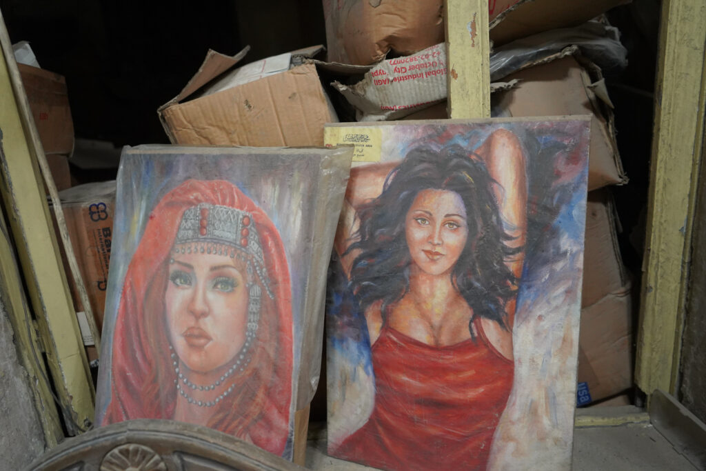 لوحات قديمة يحتفظ بها أبو عمر بمنزله من الثمانينيات، حي الشعار في مدينة حلب، 2025- تصوير: سحر زعتور.