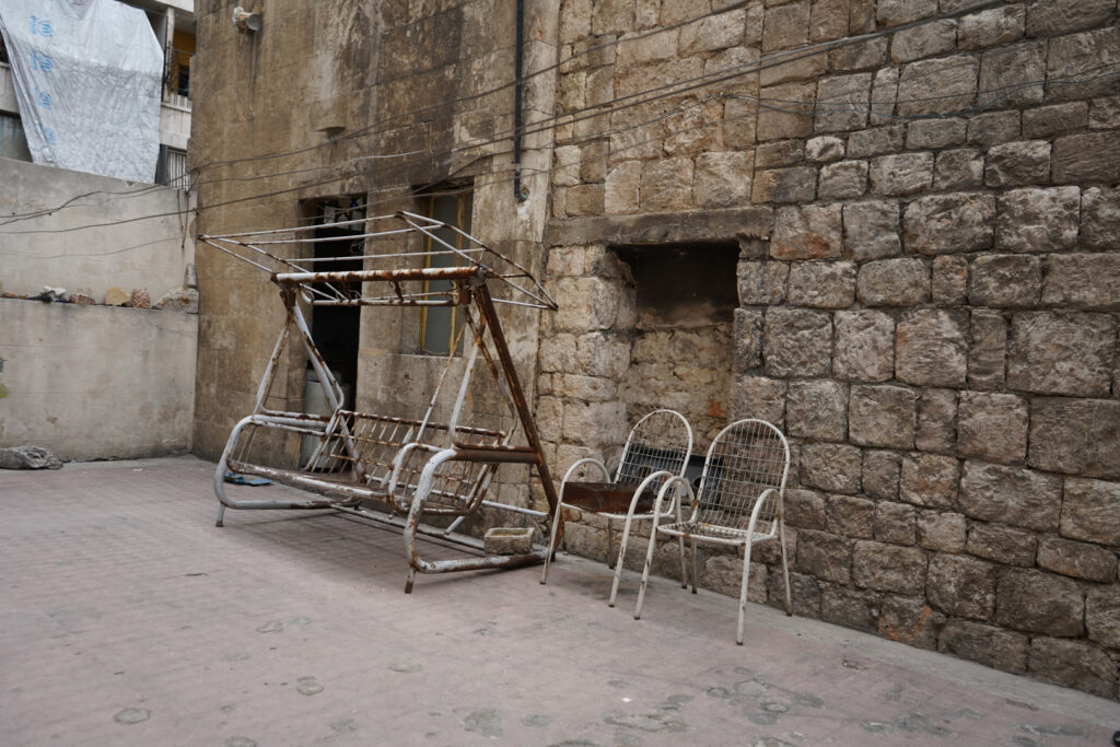 أرجوحة وكراسي قديمة يرتاح أبو عمر بالجلوس عليها، حي الشعار في مدينة حلب، 2025- تصوير: سحر زعتور.