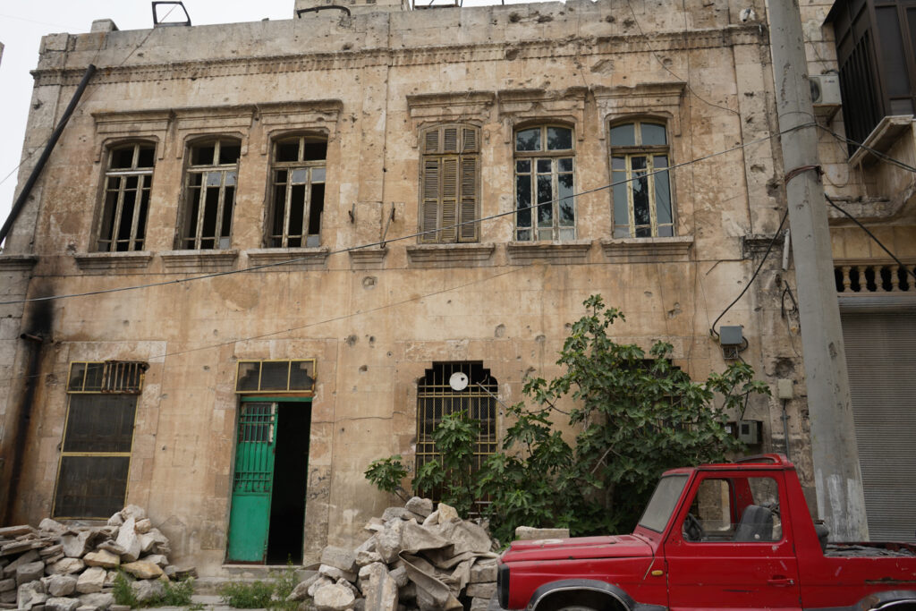 سيارة مرسيدس رياضية موديل 1974 مركونة أمام منزل أبي عمر، حي الشعار في مدينة حلب، 2025- تصوير: سحر زعتور.