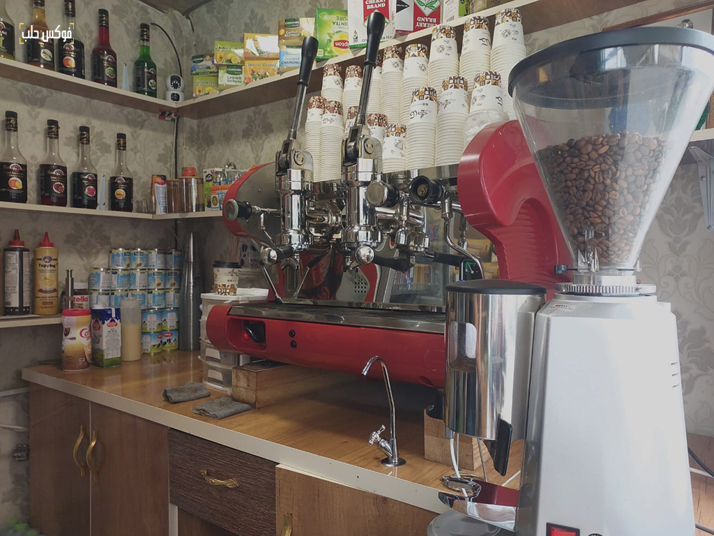 من كشك حكاية بالقرب من حديقة المشتل في مدينة إدلب، 2025.