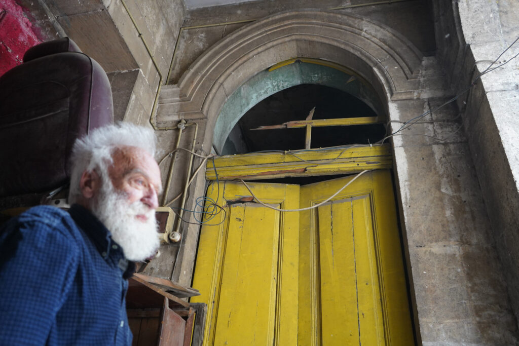 أبو عمر في منزله، حي الشعار في مدينة حلب، 2025- تصوير: سحر زعتور.