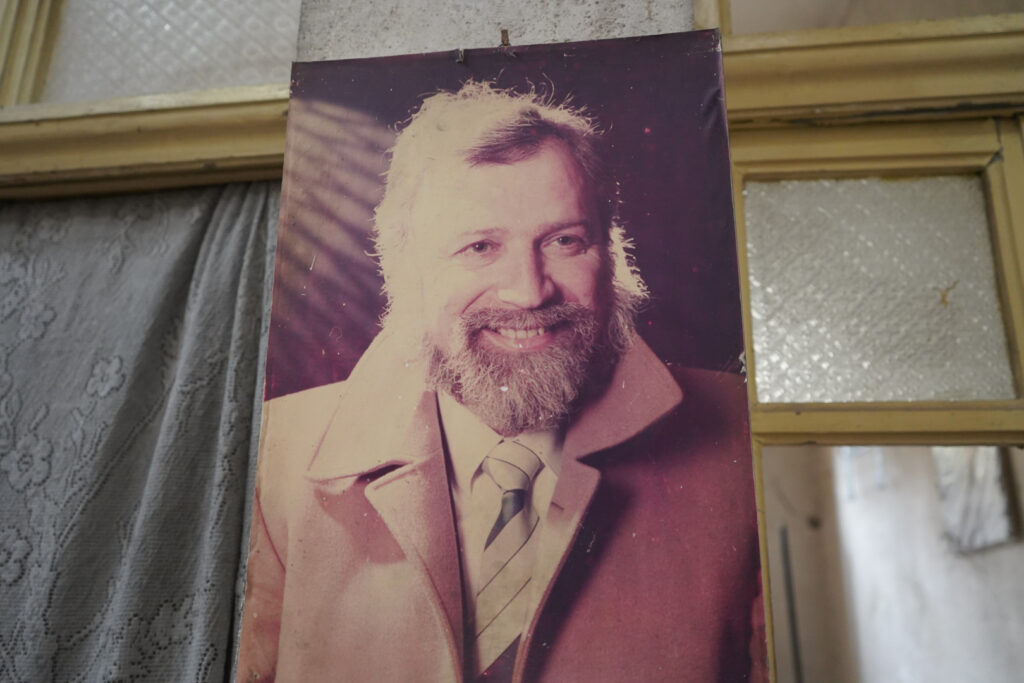 صورة أبي عمر في التسعينيات، حي الشعار في مدينة حلب، 2025- تصوير: سحر زعتور.