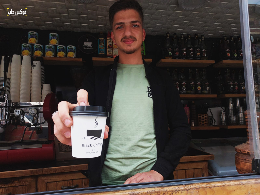 كشك بلاك كافيه بالقرب من حديقة المشتل في مدينة إدلب، 2025.