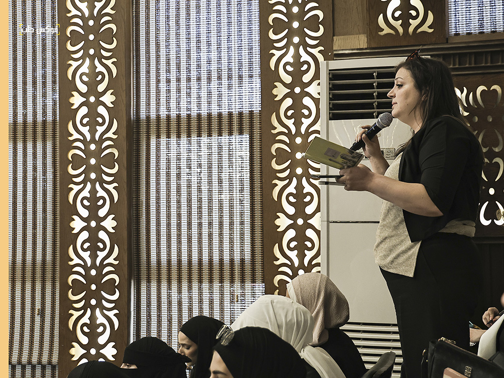 إحدى المشاركات في المؤتمر التشاورية، مدرج النصر في جامعة حلب-تصوير: وليد عثمان.