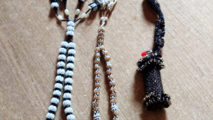 حين يصير الخرز عملة.. قصص من اقتصاد السجون السورية