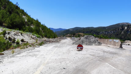 طريق البحر.. رحلة محفوفة بالحفر