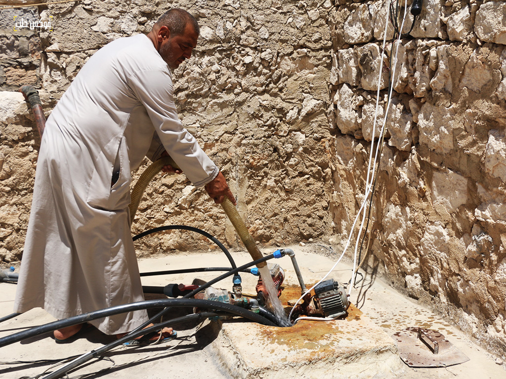 تعبئة مياه في خزان أحد البيوت في مدينة دارة عزة، ريف حلب الغربي، 2025.