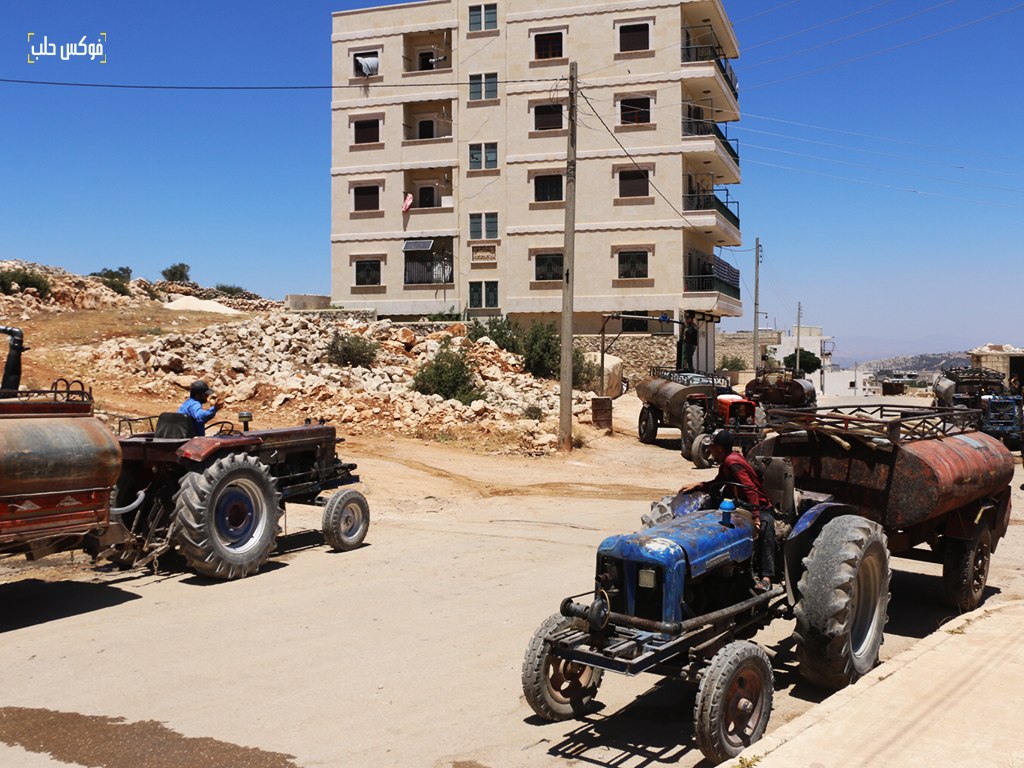 مجموعة صهاريج لتعبئة المياه في مدينة دارة عزة، ريف حلب الغربي، 2025.