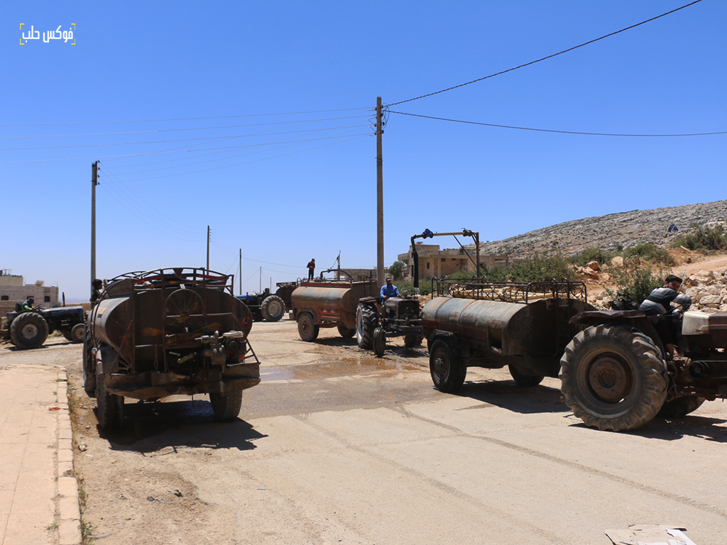 مجموعة صهاريج لتعبئة المياه في مدينة دارة عزة، ريف حلب الغربي، 2025.