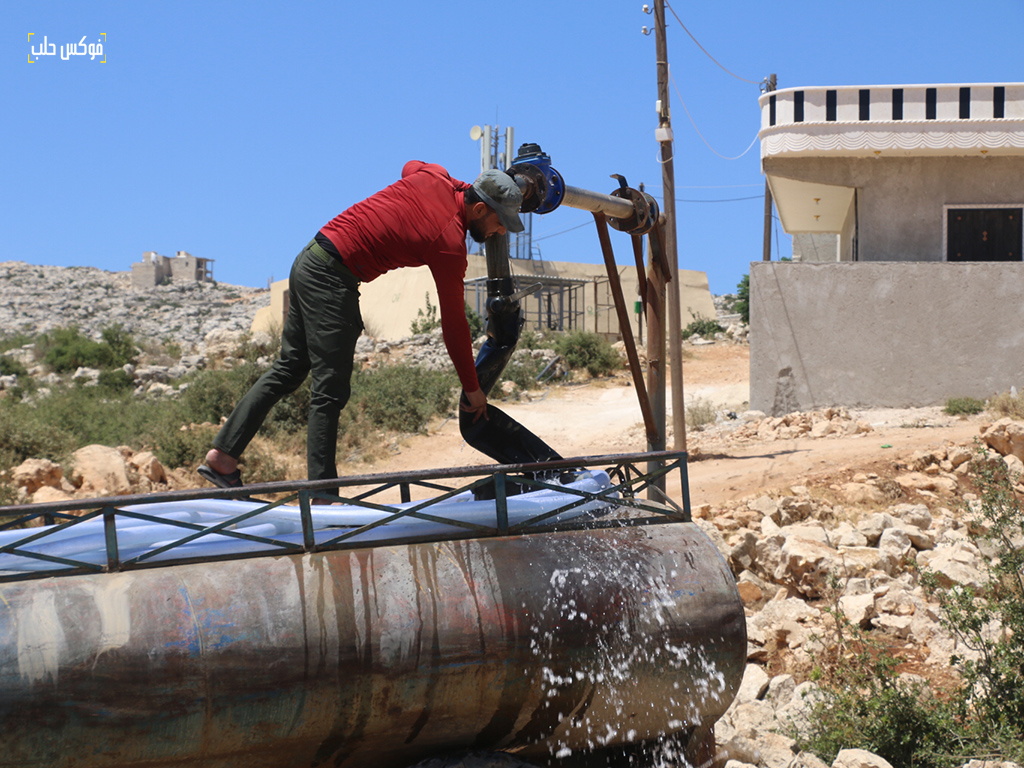 تعبئة صهريج مياه من منهل في مدينة دارة عزة، ريف حلب الغربي، 2025.