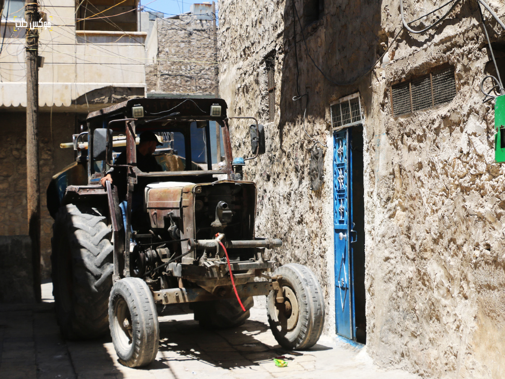 صهريج لتعبئة المياه أمام أحد المنازل في مدينة دارة عزة، ريف حلب الغربي، 2025.