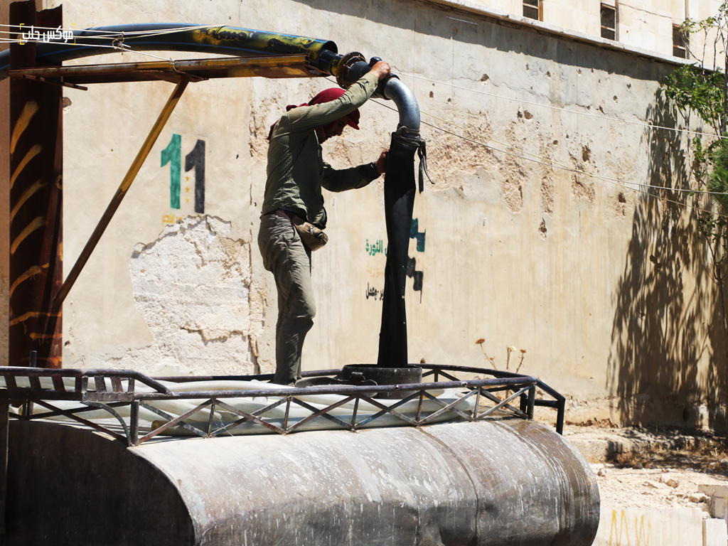 تبعئة صهريج مياه من منهل في مدينة دارة عزة، ريف حلب الغربي، 2025.