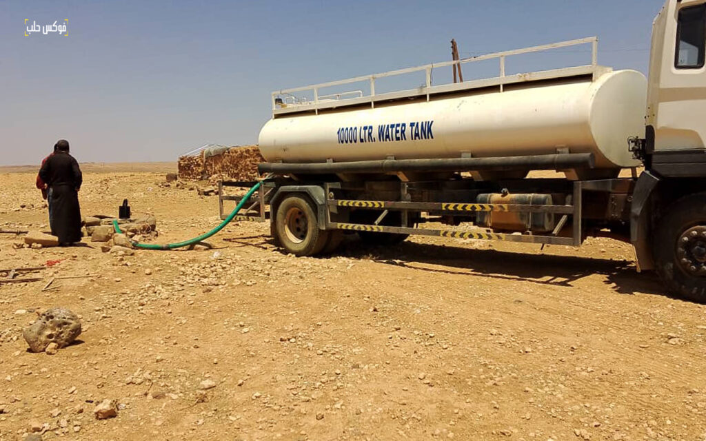 تعبئة مياه من صهاريج في ناحية خناصر بريف حلب الجنوبي، حزيران 2025.