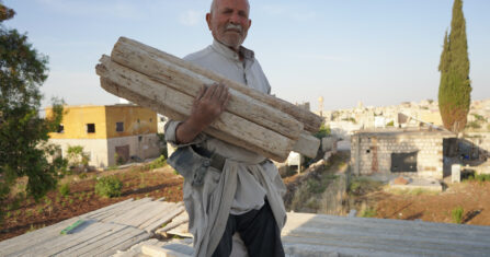 الإسكافي أبو محمود خذلته الحياة ووجد في العمل كرامته