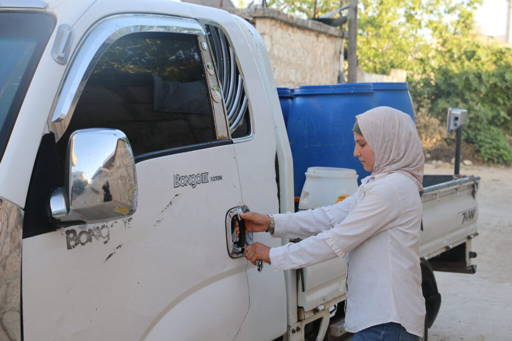 بعد عودتها من العمل، تذهب حلوم في جولة داخل القرية. قرية مشمشان، جسر الشغور، أيار 2025- تصوير: هيام الباشا
