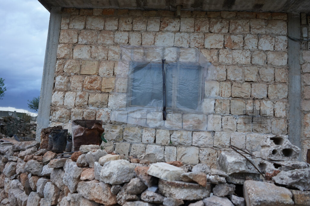 إحدى النوافذ التي أغلقها أبو محمد بالنايلون، كفرنبل، ريف إدلب، أيار 2025- تصوير: سحر زعتور
