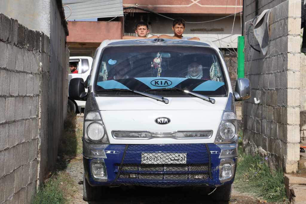 أثناء جمع الحليب من مربي الأبقار في القرى المجاورة. قرية مشمشان، جسر الشغور، أيار 2025- تصوير: هيام الباشا