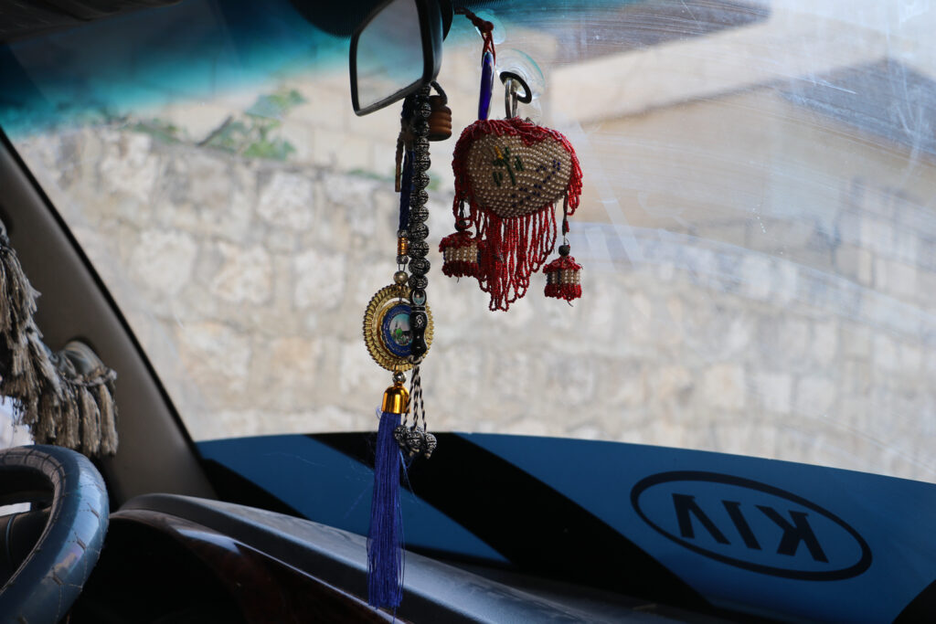 زينة السيارة على ذوق حلوم ومن مصروفها الشخصي. قرية مشمشان، جسر الشغور، أيار 2025- تصوير: هيام الباشا
