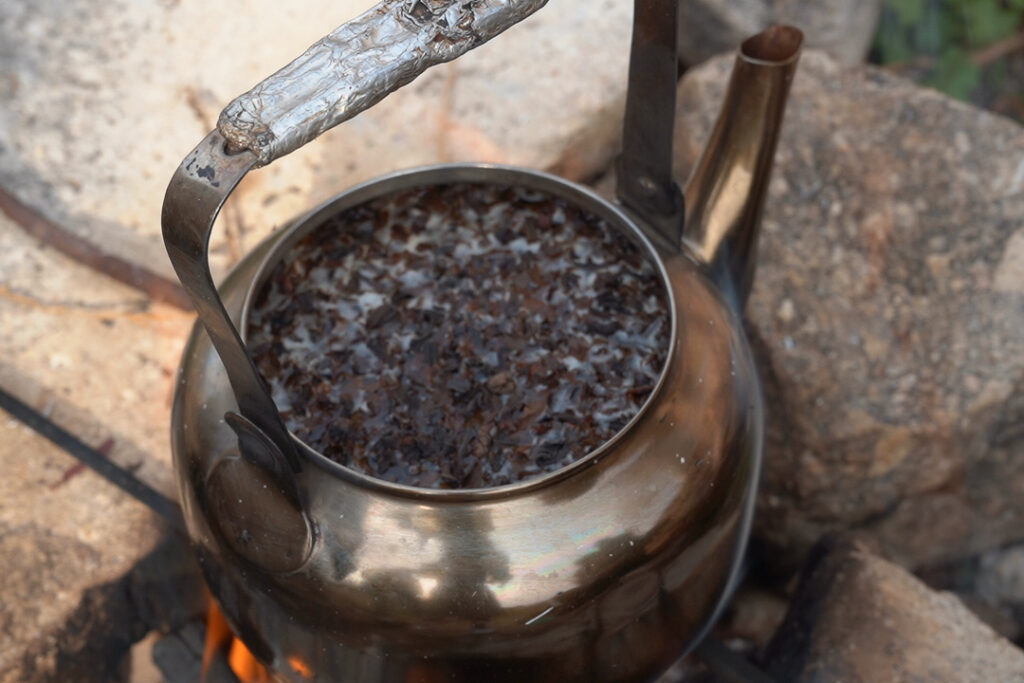  أم محمد تعد إبريق الشاي على النار، كفرنبل، ريف إدلب، أيار 2025- تصوير: سحر زعتور