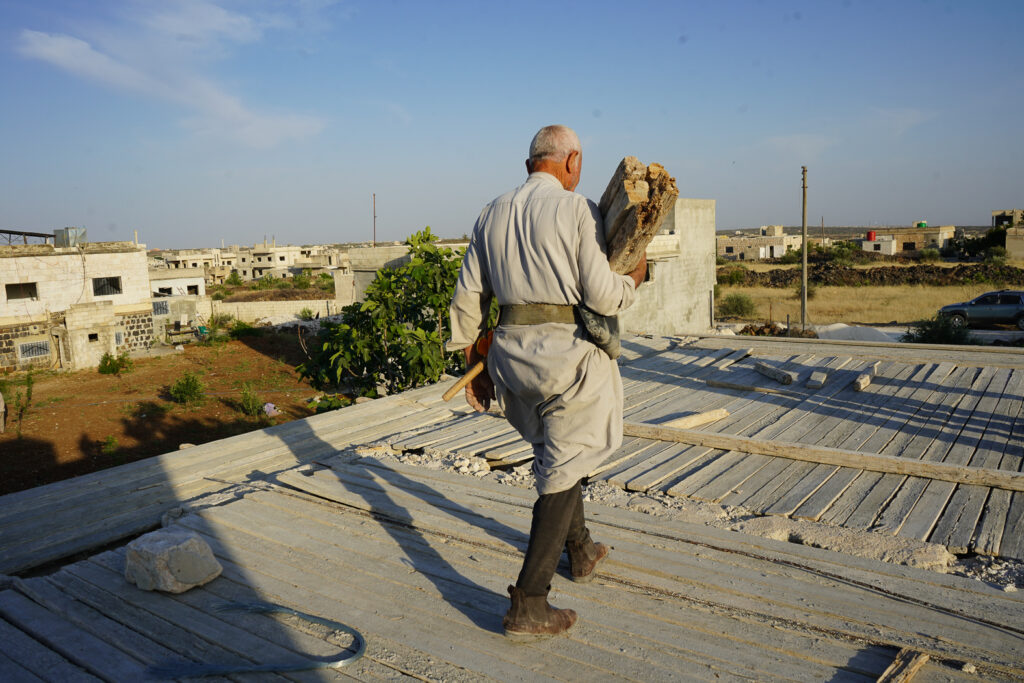 أبو محمد يجهز قالب الخشب لصب أحد الأسطح، كفرنبل، ريف إدلب، أيار 2025- تصوير: سحر زعتور