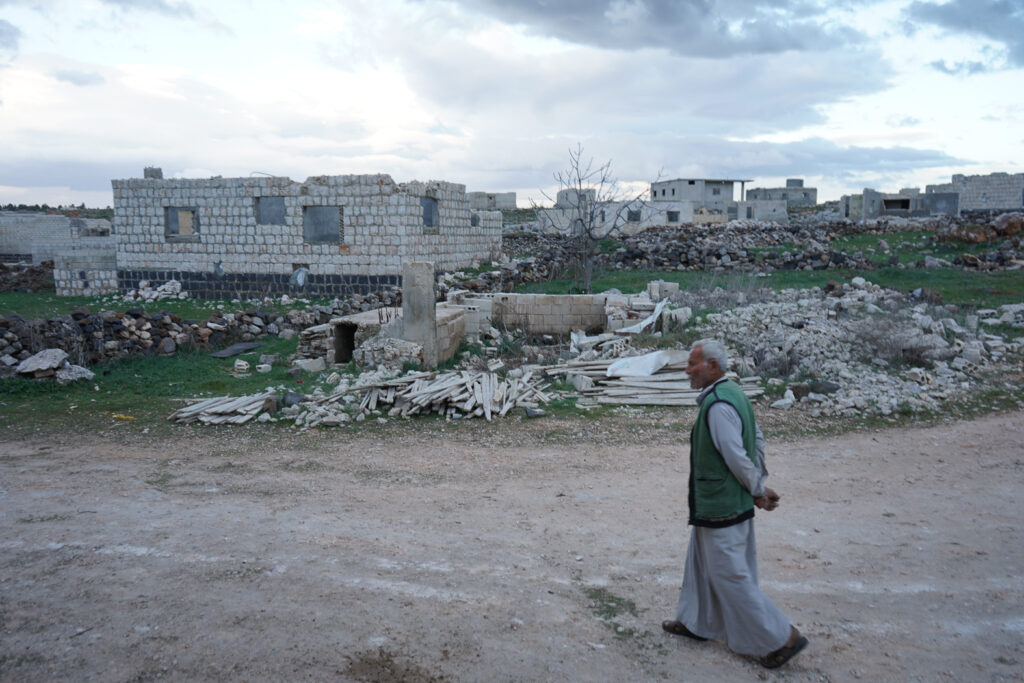 أبو محمد يتجول في الطرقات القريبة من منزله، 
كفرنبل، ريف إدلب، أيار 2025- تصوير: سحر زعتور
