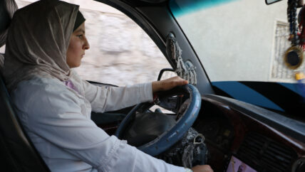 حليمة خلف المقود.. فتاة قادها الواجب باكراً