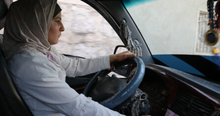 في حقول الحويز.. نساء على خطوط الزراعة